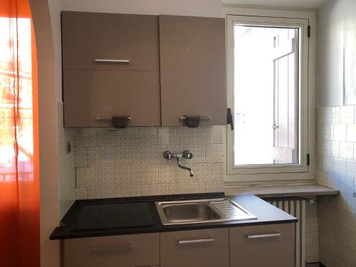 een keuken met een spoelbak en een raam bij Casa Vauterin VDA CIR 0019- 0021-0022-0026- in La Thuile