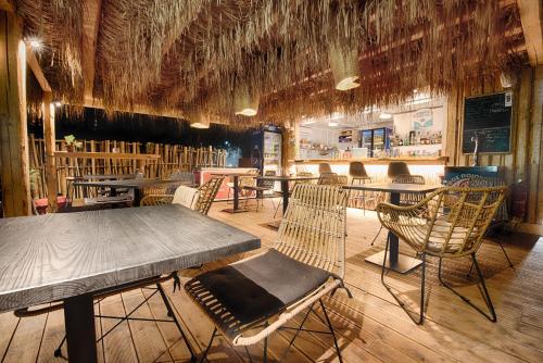 ein Restaurant mit Tischen und Stühlen in einem Zimmer in der Unterkunft Plakias Suites COCO-MAT Full Experience in Plakias
