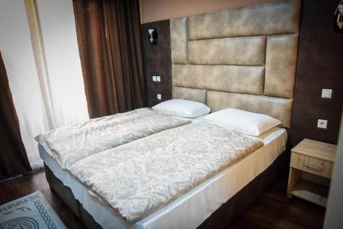 เตียงในห้องที่ Hotel Centro Biznis 92