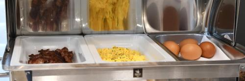 ホテルの敷地内または近くでの食事または食べ物