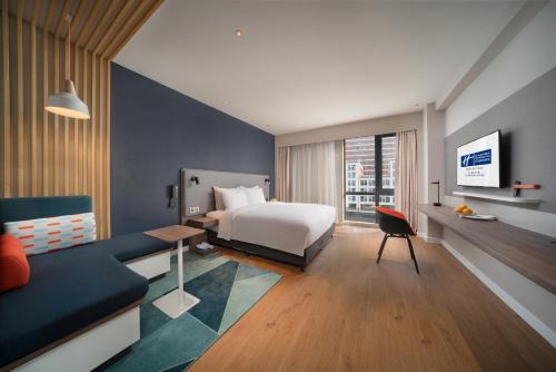 Postel nebo postele na pokoji v ubytování Holiday Inn Express Shanghai Huijin by IHG