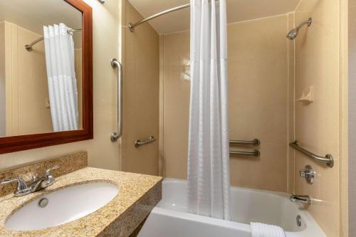 W łazience znajduje się umywalka i prysznic. w obiekcie Comfort Inn & Suites Nashville Franklin Cool Springs w mieście Franklin