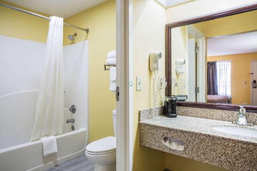 Ett badrum på Quality Inn - White House
