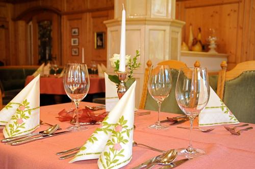 a table with wine glasses and napkins on a table at Hotel Neuwirt in Brandenberg