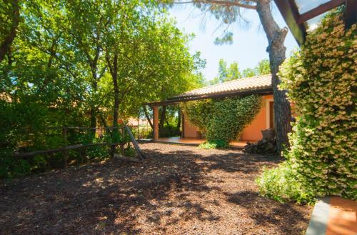 Un jardín fuera de Poggiofelice B&B