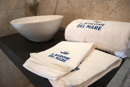 einen Haufen Handtücher auf einem Tisch im Bad in der Unterkunft Il Barone del Mare in Peschici