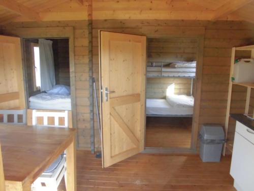 een deur naar een kamer met 2 stapelbedden bij Vakantiepark t Urkerbos - Blokhutje in Urk