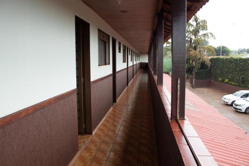 an empty hallway of a building with a car parked at Hotel Park in Valparaíso de Goiás