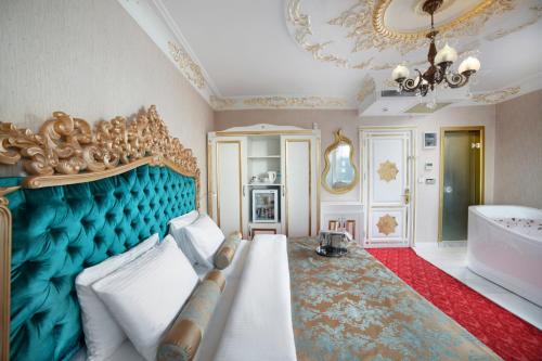 Ένα ή περισσότερα κρεβάτια σε δωμάτιο στο White Monarch Hotel