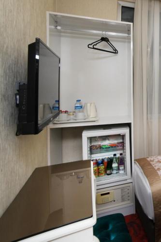 Η κουζίνα ή μικρή κουζίνα στο White Monarch Hotel