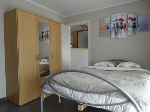 Un pat sau paturi într-o cameră la Vakantieverblijf Berg en Dal