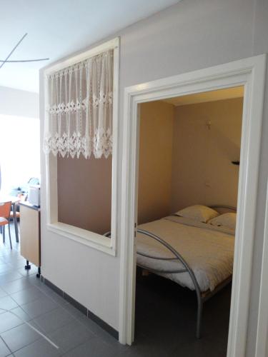 a bedroom with a bed and a mirror at Vakantieverblijf Berg en Dal in Heuvelland