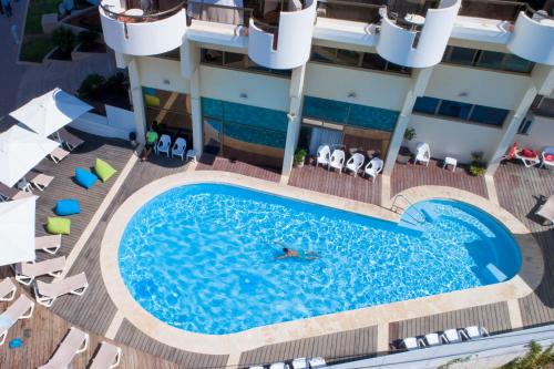 einen Blick über den Pool in einem Hotel in der Unterkunft Marine Heights Suites in Herzlia