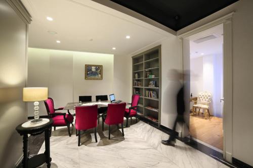 Χώρος καθιστικού στο White Monarch Hotel