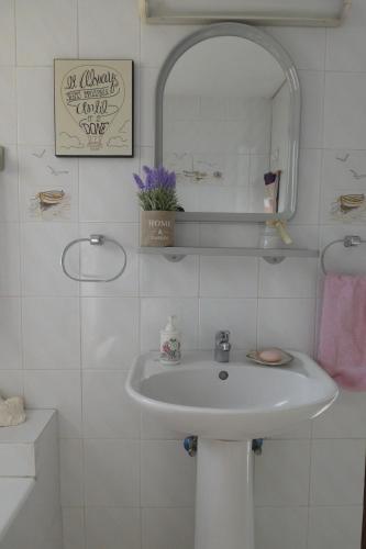 Vonios kambarys apgyvendinimo įstaigoje Lola's Cottage & Garden