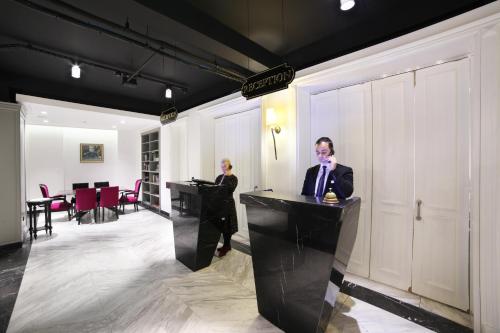 Επισκέπτες που μένουν στο White Monarch Hotel