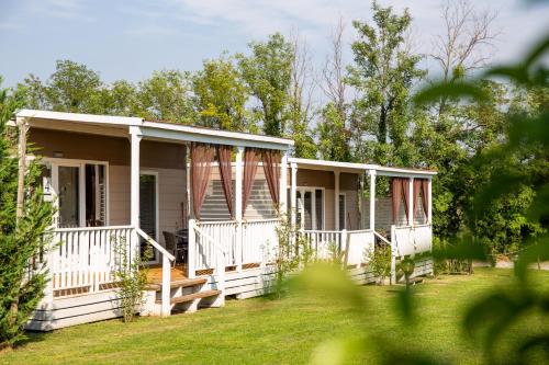 a house with a porch and a yard at Agriturismo Ca' Vecia in Castelnuovo del Garda