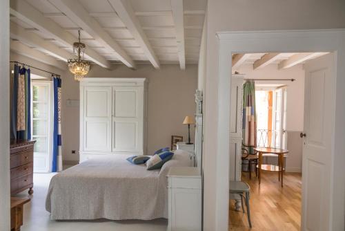 um quarto com uma cama, uma mesa e cadeiras em B&B Al Dom em Orta San Giulio