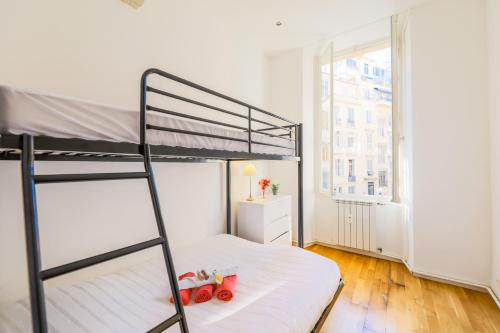 une chambre avec un lit superposé avec une échelle dans l'établissement CARRE D'OR TERRACE AP4015 NICE by Riviera Holiday Homes, à Nice