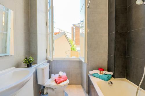 ein Badezimmer mit einem WC, einer Badewanne und einem Waschbecken in der Unterkunft CARRE D'OR TERRACE AP4015 NICE by Riviera Holiday Homes in Nizza