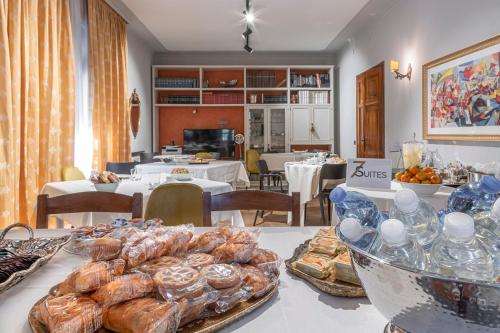 ein Tisch mit mehreren Tabletts Essen darüber in der Unterkunft Seven Suites Pieve in Pieve di Soligo