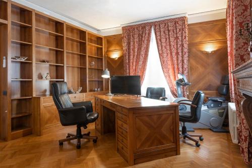una oficina con escritorio y sillas en Seven Suites Pieve, en Pieve di Soligo