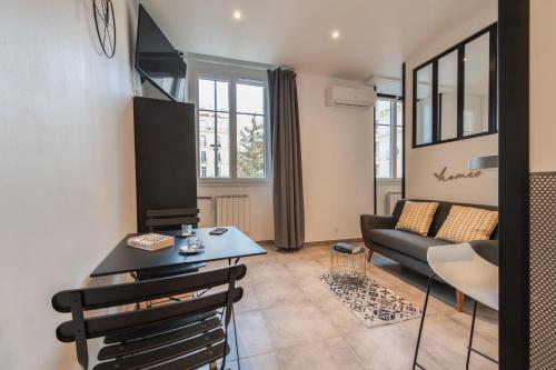 un salon avec un canapé et une table dans l'établissement Les Princes du Vieux Port - Central & Climatisation - Les Frères de la Loc', à Marseille