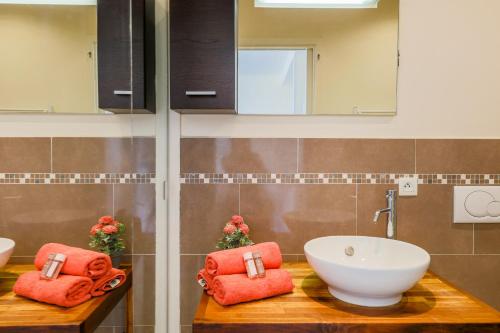 La salle de bains est pourvue de 2 lavabos et d'un lavabo blanc. dans l'établissement VILLA DUBOUCHAGE AP2066 - Nice, by Riviera Holiday Homes, à Nice