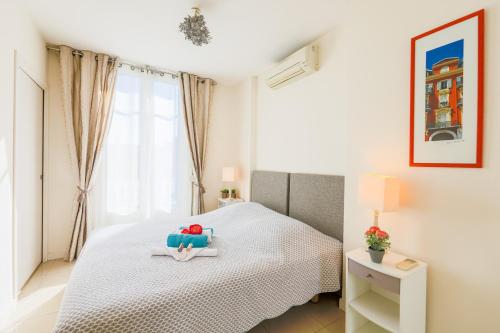 une chambre blanche avec un lit et une fenêtre dans l'établissement VILLA DUBOUCHAGE AP2066 - Nice, by Riviera Holiday Homes, à Nice