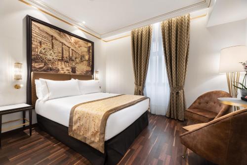 Pokój hotelowy z łóżkiem i krzesłem w obiekcie Áurea Legends by Eurostars Hotel Company w Pradze