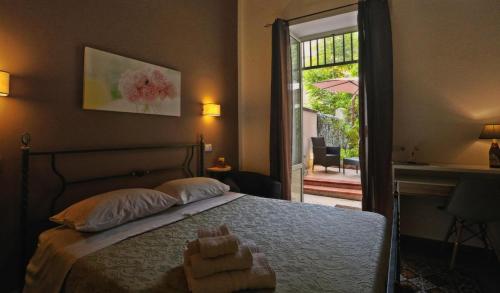 A bed or beds in a room at BELLA PALERMO