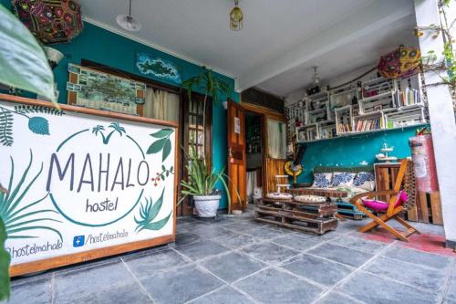 a store with a sign in the middle of a room at Mahalo Hostel in Abraão