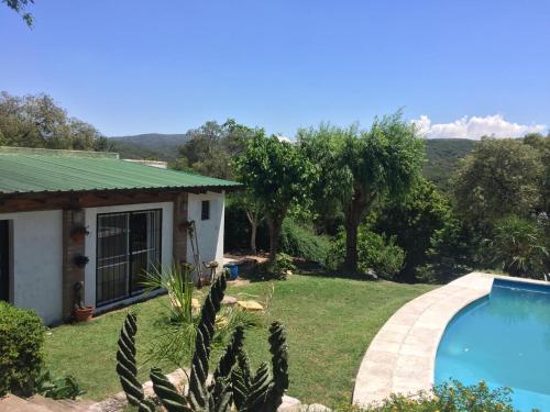 uma casa com um quintal com uma piscina em Aires Verdes em Río Ceballos