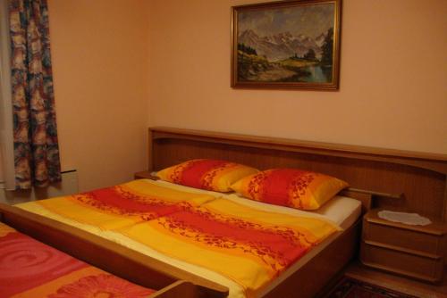 łóżko z 2 poduszkami w pokoju w obiekcie Maria Aichholzer w mieście Sankt Jakob im Rosental