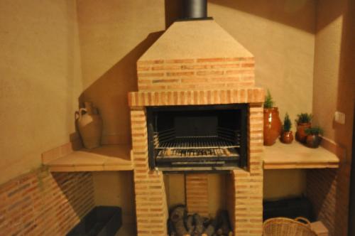 a brick pizza oven in a living room at El Cañizar in Villarquemado