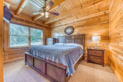 um quarto com uma cama num chalé de madeira em Southern Charms em Sevierville