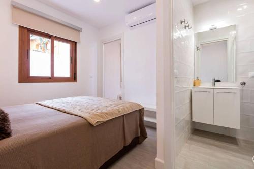 Castilla Triana Courtyard by Valcambre