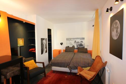 1 dormitorio con 1 cama, escritorio y sillas en Le postillon - Duo en Saint-Pierre-dʼEntremont