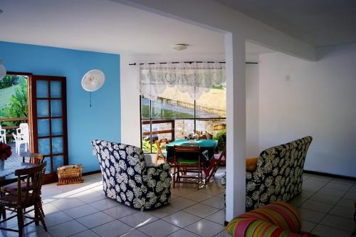 マンガラチバにあるPousada Costa dos Coraisのリビングルーム(ダイニングテーブル、椅子付)
