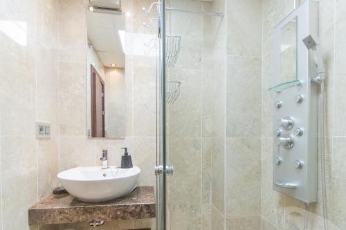 Ένα μπάνιο στο Cubo's Estudio Carreteria 33 2A