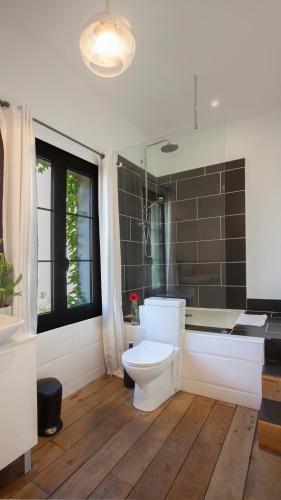 a bathroom with a toilet and a bath tub at Laniella location in Calvi