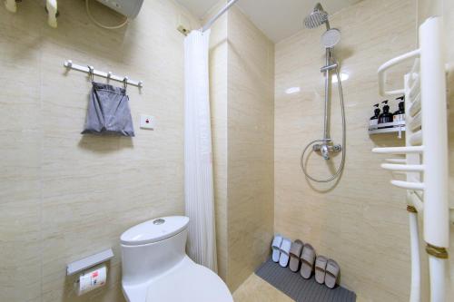 a bathroom with a toilet and a shower at Tianjin·Hedong district·Excellence Building in Tianjin