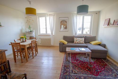 un salon avec un canapé et une table dans l'établissement Le Gîte du Moulin, à Ribeauvillé