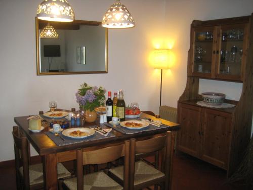 a dining room table with plates of food and a mirror at Casa Messi in Pitigliano