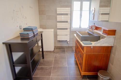 A kitchen or kitchenette at Le Gîte du Moulin