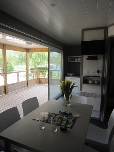 une cuisine et une salle à manger avec une table et des chaises dans l'établissement Camping du Staedly, à Roeschwoog