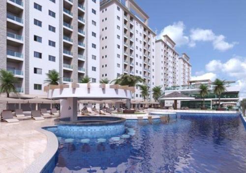 ein großer Pool vor einem großen Gebäude in der Unterkunft Salinas park resort in Salinópolis