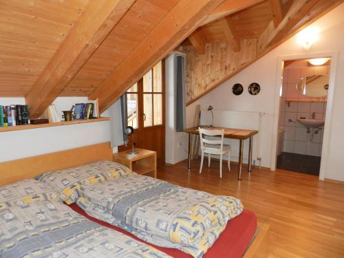 - une chambre avec un lit et une table dans l'établissement Charmante Ferienwohnung im Landhausstil, à Kašperské Hory