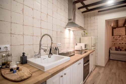 a kitchen with a sink and a counter top at La Casita de Candela Toledo in Toledo