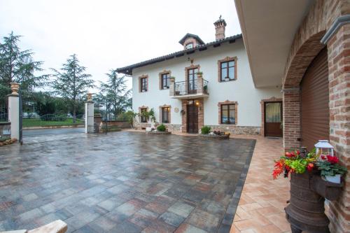 an empty courtyard of a house with a building at Cà Reginella B&B in Diano dʼAlba